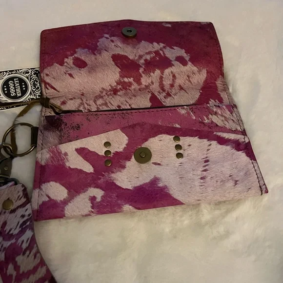 KIG wristlet or can be used as a wallet. 5x8